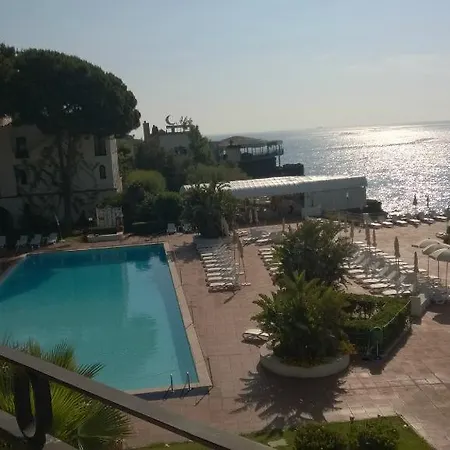 Grand Baia Hotell 4*